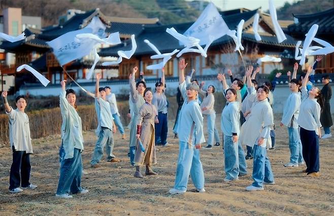 뮤지컬 ‘스웨그에이지 외쳐, 조선!’은 시조가 금지된 가상의 조선을 배경으로, 백성들이 시조와 춤으로 자유와 정의를 찾아가는 과정을 그렸다. 사진 | PL엔터테인먼트