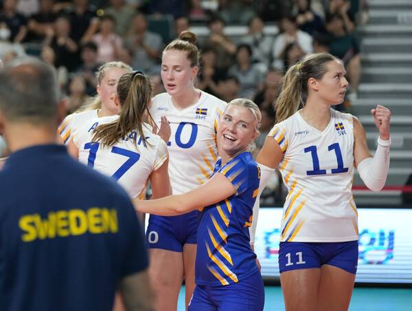 15일 진주실내체육관에서 치러진 2025 코리아인비테이셔널 진주 국제여자배구대회 3차전에서 스웨덴의 이자벨 하크(가운데 10번)가 대한민국을 상대로 득점 후 동료들과 기뻐하고 있다. /사진=대한배구협회