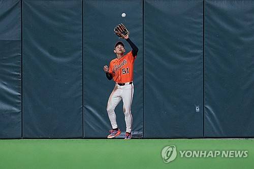 김하성의 홈런성 타구를 워닝트랙에서 잡은 이정후. ⓒ연합뉴스 AP