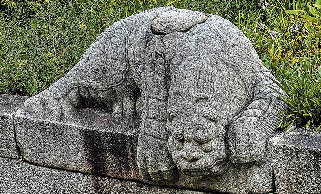 경복궁 금천에 붙어 있는 석물 공복. 나선형 무늬 두 개와 뿔이 명확하다. /박종인 기자, 김영균 제공