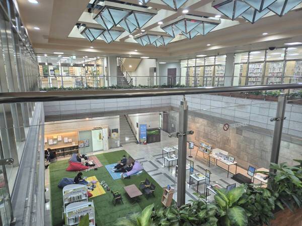 수원시립선경도서관 로비. 도서관 제공