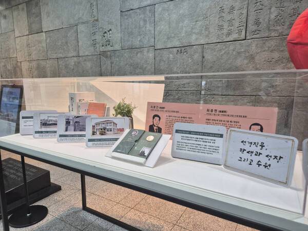 수원시립선경도서관은 수원 향토기업인 선경그룹(현 SK그룹) 고(故) 최종현 회장이 지역사회 공헌과 수원시민의 독서 함양을 위해 설립·기증했다. 도서관 제공