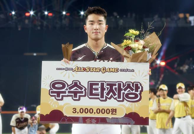 수비 도중 양쪽 종아리에 통증을 호소해 구급차에 실려나간 프로야구 KT 위즈의 안현민이 1차 검진에서는 근육 뭉침이라는 진단을 받았다. 지난 7월 12일 대전 한화생명 볼파크에서 열린 ‘2025 신한 SOL뱅크 KBO 올스타전’에서 우수 타자상을 수상한 안현민이 기념 촬영을 하고 있다. /사진=뉴스1