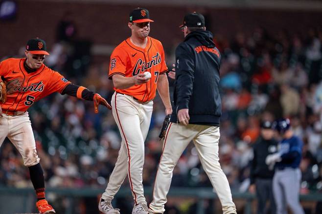 샌프란시스코 자이언츠 투수 카슨 시모어가 6회 탬파베이 레이스와의 경기에서 밥 멜빈 감독에게 교체돼 마운드를 내려오고 있다. /사진=로이터