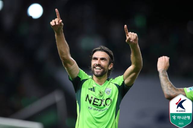 멀티골 넣은 콤파뇨. 사진 제공=한국프로축구연맹