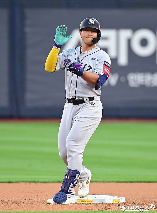 KT 위즈 외야수 안현민이 올해 정규시즌 경기에 출전해 안타를 친 뒤 기뻐하고 있다. 안현민은 15일 고척 키움 히어로즈전에서 수비 도중 종아리 부상으로 쓰러졌다. 엑스포츠뉴스 DB