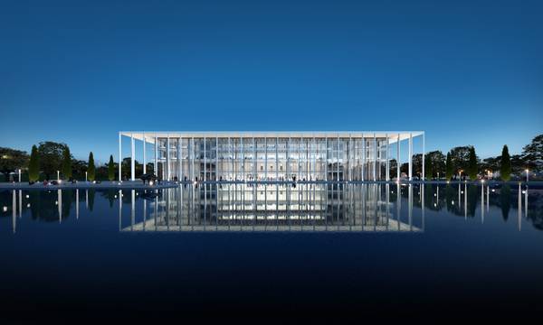 최근 공개된 고덕국제신도시의 평택 중앙도서관 설계안은 국제공모방식을 통해 선정됐다. 이 설계안은 수 광장(Aqua Forum)을 중심으로 시민 누구나 즐기고 머물 수 있도록 구상됐다. 평택중앙도서관은 부지면적 2만㎡에 연면적 9천50㎡ 규모로, 총 500억원의 사업비가 투입돼 2028년 준공 예정이다. /평택시 제공