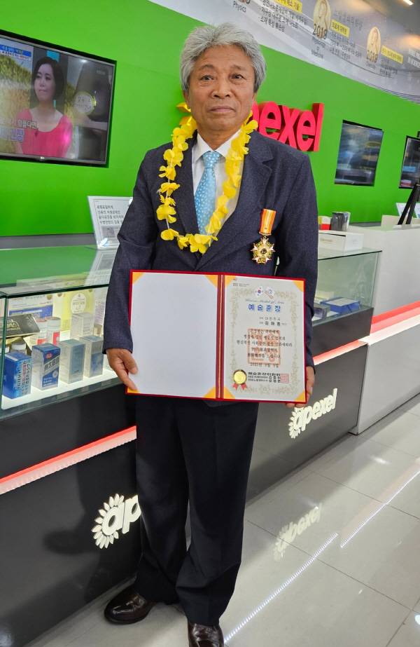 서예가 구봉 김해종 선생이 16일 서울 종로에서 열린 한국노벨재단 주관 시상식 직후 '예술훈장' 훈장과 증서를 들고 기념 촬영하고 있다. 구봉 김해종 작가