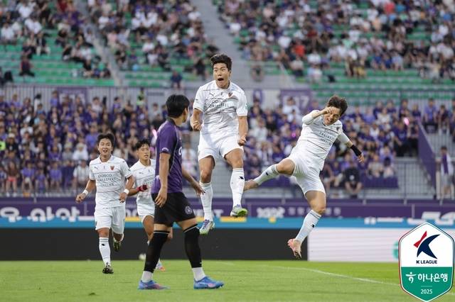 골 넣고 기뻐하는 포항의 이호재 선수. 한국프로축구연맹 제공