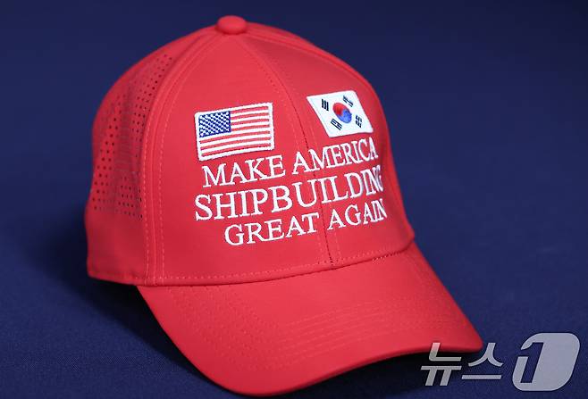 3일 서울 용산구 대통령실 청사에서 한미 관세 협상 타결을 위해 우리 정부가 제작한 '마스가(MASGA)' 문구가 쓰인 빨간 모자를 언론에 공개하고 있다. 2025.8.3/뉴스1 ⓒ News1 허경 기자