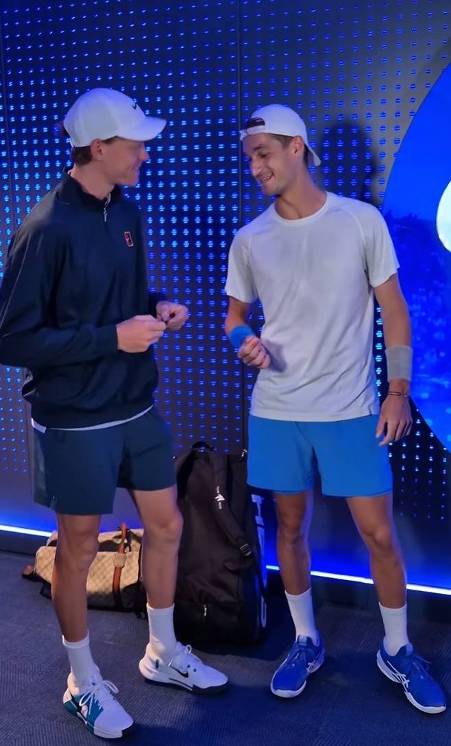 경기 전 시너에게 자신의 포켓몬 카드를 생일 선물로 주는 아트만(신시내티오픈 SNS)