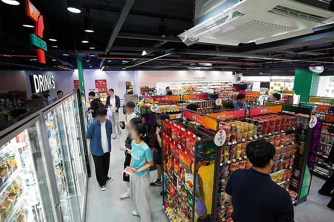 서울 종각에 있는 세븐일레븐의 미래형 매장 '뉴웨이브' 4호점. /세븐일레븐 제공