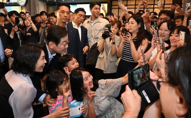 이재명 대통령과 김혜경 여사가 17일 서울의 한 영화관에서 영화 '독립군:끝나지 않은 전쟁'을 관람한 뒤 시민들과 기념촬영을 하고 있다. 뉴시스