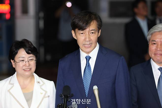 광복절 특별사면으로 사면·복권된 조국 전 조국혁신당 대표가 지난 8월 15일 새벽 서울 구로구 남부교도소에서 출소한 뒤 감사 인사를 전하고 있다. 조 전 대표는 “제 사면·복권과 검찰권을 오남용해 온 검찰 독재가 종식된 상징적 장면의 하나로 기억될 것”이라고 말했다. 이준헌 기자