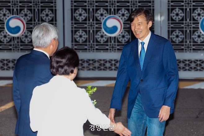 광복절 특별사면으로 사면·복권된 조국 전 조국혁신당 대표가 지난 8월 15일 새벽 서울 구로구 남부교도소에서 나오며 환하게 웃고 있다. 이준헌 기자