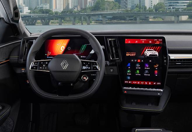 운전석의 12.3인치 가로형 스크린에서 12인치 세로형 터치 스크린으로 쭉 이어지는 기역(ㄱ) 모양의 ‘세닉 일렉트릭’ 인포테인먼트 시스템. 르노코리아 제공