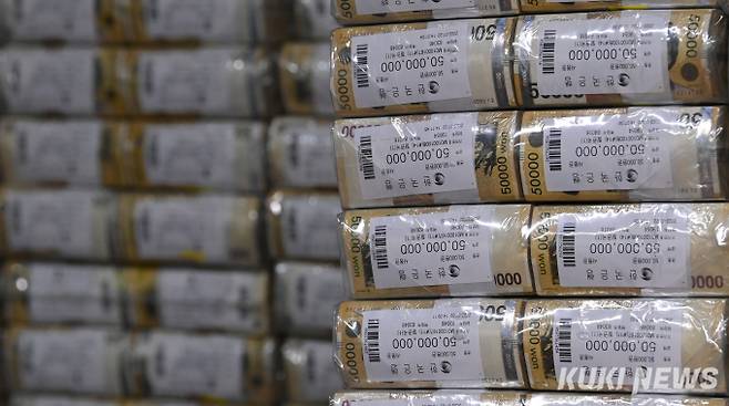 정부가 확장재정 기조를 펴고 있는 가운데 국채 이자비용이 4년간 50% 이상 증가해 올해 이자비용이 30조원을 넘어설 전망이다. 쿠키뉴스 자료사진