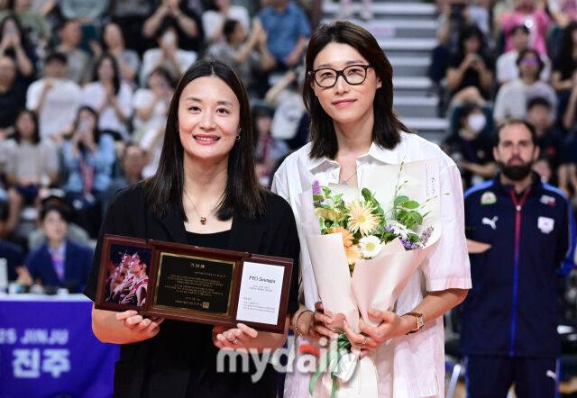 2025년 8월 17일 경상남도 진주실내체육관에서 '2025 코리아인비테이셔널 진주 국제여자배구대회' 대한민국과 체코의 경기가 열렸다. 표승주가 경기 전 국가대표 은퇴식에서 김연경의 축하를 받고 있다./진주=유진형 기자