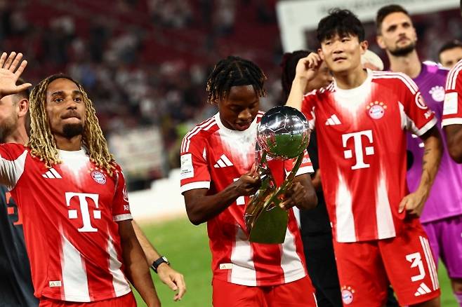 바이에른 뮌헨 김민재가 17일(한국시간) 독일 슈투트가르트의 메르세데스 벤츠 아레나에서 열린 2025 독일축구리그(DFL) 슈퍼컵 슈투트가르트와의 경기에서 2-1로 승리한 뒤 우승 세레머니를 펼치고 있다. EPA 연합뉴스