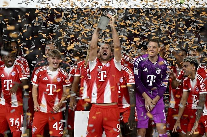 바이에른 뮌헨 해리 케인이 17일(한국시간) 독일 슈투트가르트의 메르세데스 벤츠 아레나에서 열린 2025 독일축구리그(DFL) 슈퍼컵 슈투트가르트와의 경기에서 2-1로 승리한 뒤 우승 세레머니를 펼치고 있다. AP 연합뉴스