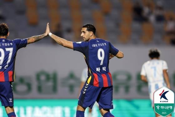 싸박(오른쪽)이 16일 오후 8시 수원종합운동장에서 열린 하나은행 K리그1 2025 26라운드 전반 2분 만에 울산 HD를 상대로 선제골을 터트리고 세리머니하고 있다. /사진=한국프로축구연맹 제공