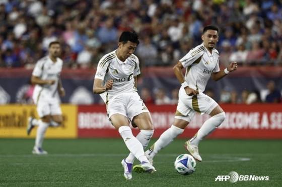 손흥민이 17일 오전 8시30분(한국시간) 미국 매사추세츠주 폭스버러의 질레트 스타디움에서 열린 LA FC 대 뉴잉글랜드의 2025 MLS 정규리그에서 패스를 시도하고 있다. /AFPBBNews=뉴스1