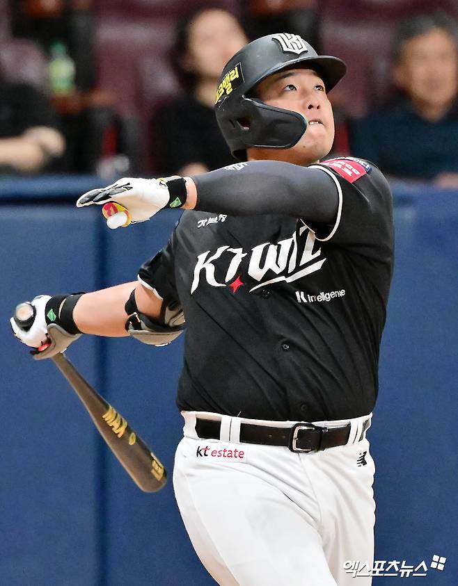 KT 위즈 강백호가 17일 고척 키움 히어로즈전에서 타격하고 있다. 고척, 김한준 기자