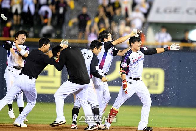 LG 천성호가 한화와 경기 10회말 1사 만루 끝내기 안타를 친 후 환호하고 있다. 사진 | 최승섭기자 thunder@sportsseoul.com