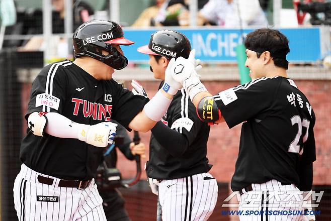 김현수가 11구 승부 끝 투런포를 터뜨리자 대기 타석에 있던 박동원은 엄지를 치켜세웠다.