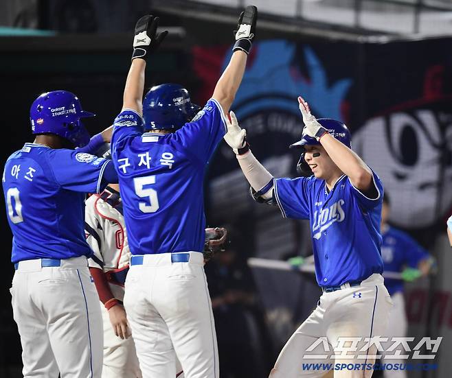 17일 부산 사직구장에서 열린 롯데와 삼성의 경기. 8회초 1사 만루. 삼성 김영웅이 롯데 김원중을 상대로 동점 만루홈런을 날렸다. 동료들과 함께 기뻐하는 김영웅. 부산=송정헌 기자songs@sportschosun.com/2025.08.17/