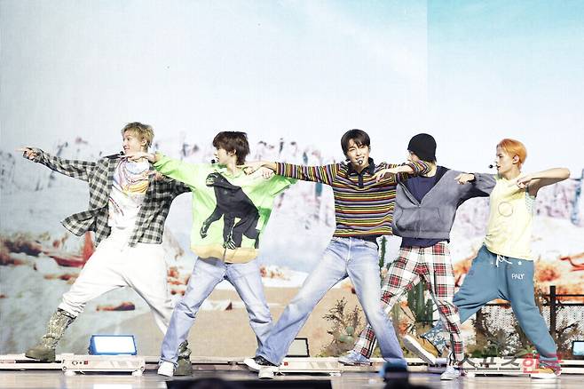 데뷔 앨범 'COLOR OUTSIDE THE LINES' 미디어 쇼케이스에 참석한 그룹 코르티스(CORTIS). 25.8.18 ⓒ이혜영 기자 lhy@hankooki.com