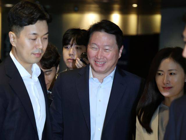 최태원 SK그룹 회장이 18일 오전 서울 광진구 워커힐 호텔에서 열린 이천포럼 2025에 참석하고 있다. 뉴스1