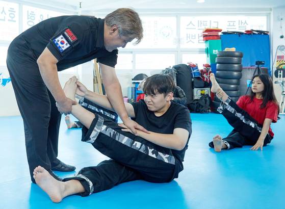 무술을 본격적으로 배우기 전 준비 운동을 하고 있는 소중 학생기자단. 갑자기 운동하면 다칠 수 있기 때문에 몸을 풀고 스트레칭을 하는 준비 운동이 중요하다.
