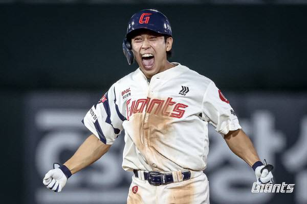 지난 17일 부산 사직구장에서 열린 삼성과 3연전 마지막 경기에서 롯데 황성빈이 9회말 솔로 홈런을 친 뒤 크게 포효하고 있다. 롯데 자이언츠 제공