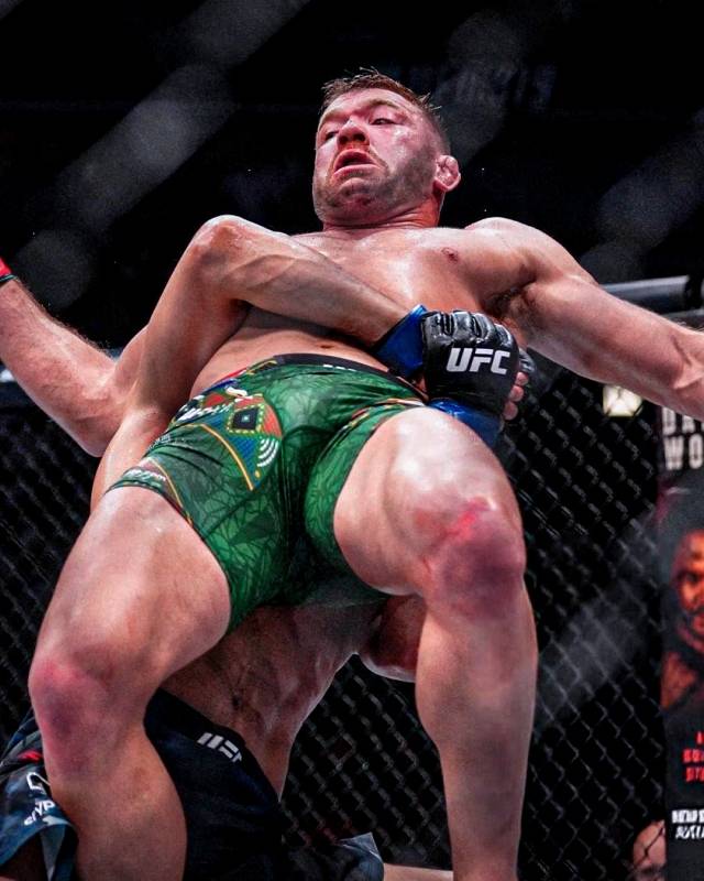 치마에프의 그래플링은 수준이 달랐다. 그는 뒤플레시를 상대로 피니시보다는 집요하게 괴롭히는 것을 선택했다. 철저히 준비된 경기 운영. 결국 뒤플레시는 25분 동안 제대로 된 반격 한 번 못하고 무너졌다. 사진=X