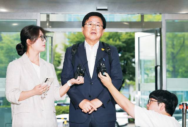 교육부 장관 지명자 : 최교진(가운데) 부총리 겸 교육부 장관 지명자가 14일 오전 인사청문회 사무실이 차려진 서울 영등포구 한국교육시설안전원으로 출근하면서 지명 소감을 밝히고 있다. 연합뉴스