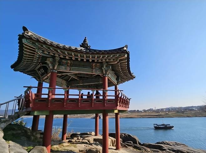 여주 신륵사 강변정자 강월헌. ‘남한강 등대’라 불리는 전탑 아래에 있다.