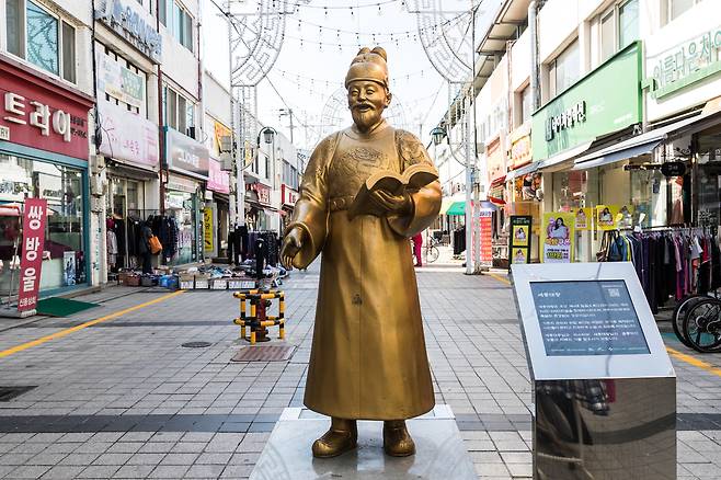 여주 한글시장 세종대왕상