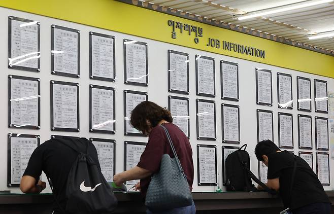 서울 마포구 서부고용복지플러스센터를 찾은 구직자가 서류를 작성하고 있다.뉴시스