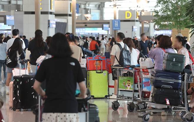 여름철 휴가 성수기, 붐비는 공항 - 여름휴가 성수기인 3일 인천국제공항 제1여객터미널 출국장이 해외로 출국하는 여행객들로 붐비고 있다. 2025.8.3 연합뉴스