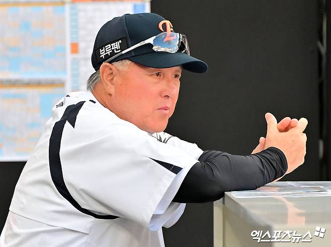 14일 오후 대전 한화생명 볼파크에서 열린 '2025 신한 SOL Bank KBO리그' 롯데 자이언츠와 한화 이글스의 경기, 한화 김경문 감독이 생각에 잠겨 있다. 엑스포츠뉴스 DB