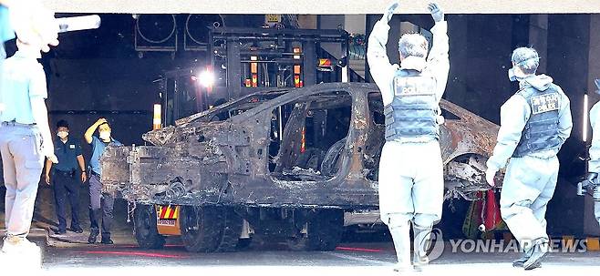 지하 주차장에서 옮겨지는 화재 전기차 (인천=연합뉴스) 임순석 기자 = 5일 오후 인천 서구 청라동 아파트 지하 주차장 화재 현장에서 합동 감식을 마친 경찰이 화재가 발생한 전기차를 옮기고 있다.
지난 1일 오전 6시 15분께 발생한 전기차 화재로 주민 22명과 소방관 1명 등 모두 23명이 병원으로 옮겨졌으며 차량 40여대가 불에 타고 100여대는 열손과 그을림 피해를 입었다. 2024.8.5 soonseok02@yna.co.kr