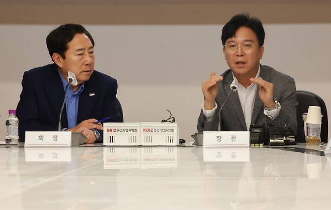 김영훈(오른쪽) 고용노동부 장관이 19일 서울 여의도 중소기업중앙회를 방문해 김기문 중기중앙회장 등 중소기업인들과 간담회를 갖고 ‘노란 봉투 법’(노동조합법 2·3조 개정안) 등 현안에 대해 얘기하고 있다.(사진=연합뉴스)