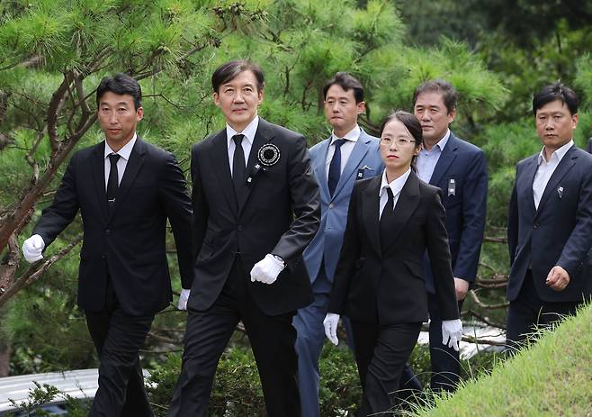 조국혁신당 조국 전 대표가 18일 서울 동작구 국립서울현충원 내 김대중 전 대통령 묘역으로 참배를 위해 이동하고 있다. (공동취재) /뉴스1