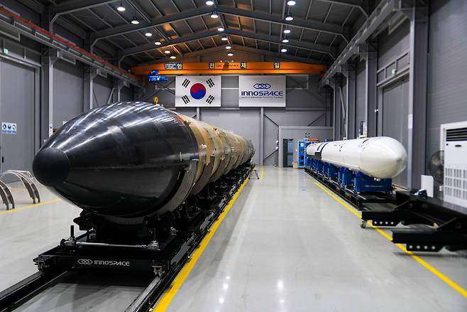 이노스페이스 우주발사체 '한빛-나노'(왼쪽)와 한빛 TLV. /이노스페이스 제공