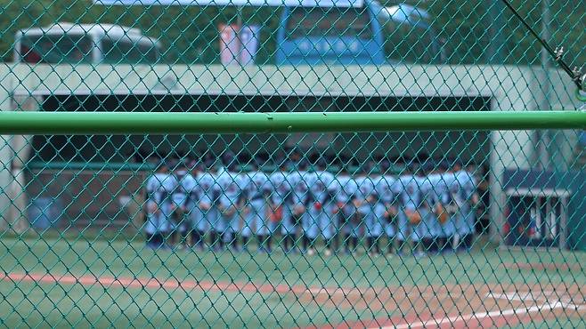 2021년 6월 한 중학교 야구부 학생들이 열중쉬어를 한 채 감독의 훈계를 듣고 있다. 김현수 제공