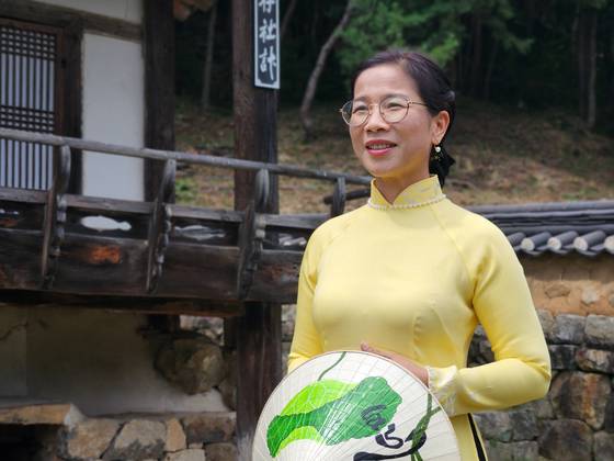 지난 18일 경북 봉화군 봉성면 충효당에서 만난 도 옥 루이엔 교수가 봉화군이 추진 중인 'K-베트남 밸리 조성사업'에 대해 이야기하고 있다. 김정석 기자