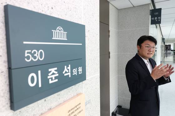 김정철 개혁신당 최고위원이 지난달 30일 오후 서울 여의도 국회 의원회관에서 김건희특검팀(특별검사 민중기)의 이준석 대표에 대한 압수수색 절차적 문제점과 준항고 이유에 대해 브리핑하고 있다. 뉴스1