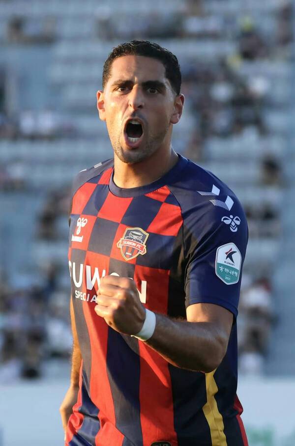 ‘하나은행 K리그1 2025’ 26라운드 최우수선수로 선정된 수원FC의 외국인 공격수 싸박. 수원FC 제공