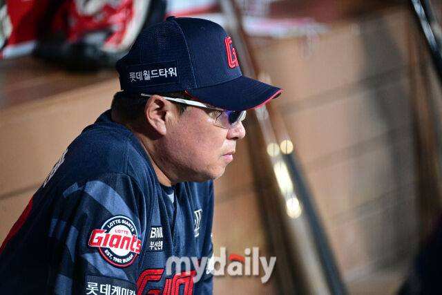 2025년 8월 2일 오후 서울 고척스카이돔에서 열린 '2025 신한 SOL뱅크 KBO 리그' 롯데 자이언츠와 키움 히어로즈의 경기.롯데 김태형 감독이 경기를 지켜보고 있다.
